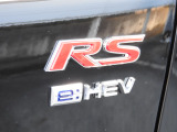 ★e:HEV RSエンブレム★日常の走行のほとんどをモーター走行を中心としたパワフルかつ静かな走りに。走行シーンに合わせて3つのモードを切り替え、高効率な走りを実現しています。