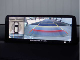 【360&deg;ビュー・モニター】専用カメラにより上から見下ろしたような視点で360度クルマの周囲を確認することができます。駐車が苦手な方でも縦列駐車や幅寄せ時に活躍してくれます。