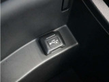 ◆USB接続端子◆スマホやiPodなどを接続して、いつもの音楽を車内でもお楽しみいただけます♪