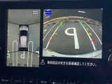 アラウンドビューモニターです。4つのカメラからの映像を合成・処理することで空から見下ろすような視点で周囲を確認でき、駐車時のクルマの位置確認がスムーズになります。