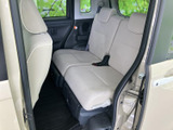 後席には左右それぞれの座面とヘッドレストが備わり、明るい内装色で車内全体に統一感があります。ドアの開口部が広く、乗り降りの際も足元を確認しやすい配置です。