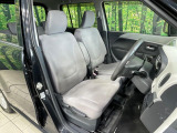 運転席まわりには十分なスペースがあり、大柄な方でもゆったり運転していただける環境です。