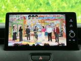 停車時には画面でテレビ番組を視聴でき、休憩中のひとときにも活用できます。映像が大きく表示されるため、画面の内容を確認しやすいのも魅力です。