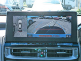 パノラミックビューモニターを装備!上から車両を見下ろしたような映像をナビ画面に表示できます。車両前後左右に搭載した4つのカメラ映像を継ぎ目なく合成!目視では見えない部分もリアルタイムで見れます。