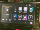 画面には電話や音楽、ラジオなどのメニューが見やすく並び、目的の項目を選びやすい構成です。スマートフォン連携にも対応し、日常の移動に役立ちます。