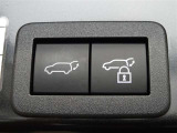 パワーバックドアを装備しています。バックドアを運転席からも開閉できます、便利ですよ。