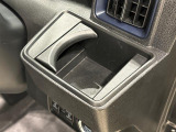 運転席側掘り込み式カップホルダー