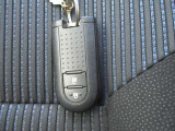 【スマートキー】かばんやポケットに携帯するだけで、ドアの開け閉め・エンジンの始動が可能です。また、ボタン操作でもドアの開け閉めが可能です。