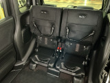 リアシート座面を持ち上げると、背の高い荷物を積むのに便利なトールモードに変身します!多彩なシートアレンジで使い勝手良好!
