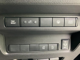 運転席まわりに各種スイッチをまとめ、必要な操作を手元で確認しやすい配置です。ボタンには機能を示す表示があり、使用頻度の高い操作も見つけやすい構成。毎日の運転を支える実用的な装備がそろっています。