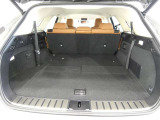 三列目シートは、折りたためますので大きなスペースが出来ちゃいます。キャンプ用品など大きな荷物もばっちり収納可能です♪