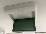 【フリップダウンモニター】大画面モニターで後席でもエンタメをお楽しみいただけます。小さなお子様にも大人気の装備です♪