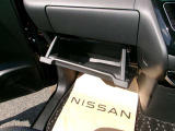 車検証ブックや小物などが収納できるスペースがあります。
