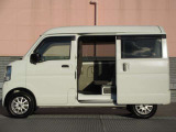 大開口のスライドドアを採用。荷物の積み降ろしや乗り降りがしやすく、狭い場所でも使いやすい実用性の高い設計です。