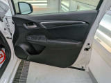 パワーウィンドウのスイッチですよ。運転席に居ながら窓を開け閉めのコントロールできます。