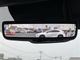 【デジタルインナーミラー(トヨタ)】車両後方カメラの映像をルームミラーに映すことが出来ます。 そのため、後席に人や荷物があって後方が見えづらい場合でもしっかり視界を確保することが出来ます。