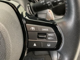 【アダプティブ・クルーズ・コントロール】予め設定した車速内でクルマが自動的に加減速。 前走車との適切な車間距離を維持しながら追従走行し、高速道路でのドライバーの疲労を軽減してくれる嬉しい機能付♪
