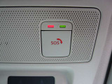 急病時や危険を感じた時、SOSコールスイッチを押すと専門のオペレータに繋がって、警察や消防への連携をサポートしてくれます。また、万が一の事故発生時には、エアバッグ展開と連動して自動通報します。