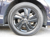 ★右前タイヤ★専用デザインの15インチアルミホイールを装着!タイヤ詳細 185/65R15インチで、タイヤの溝は5mmございます。
