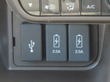【USBジャック】音楽・動画再生用USBジャックに、(急速充電対応タイプの)充電専用USBジャックが二口ついています。