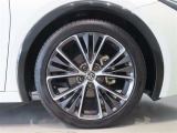 純正のアルミホイール装着車です。タイヤサイズは195/50R19です。