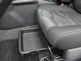 当店には悪天候でもゆっくりとお車をご覧いただくことができる大型の屋根がございますので、雨天時でもご安心してご来店ください。