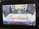 こちらのバックカメラは画面にラインが表示されておりますので、バック持のクルマの進行方向の目安になります。より高いレベルで車庫入れをサポートする、便利な機能ですね。