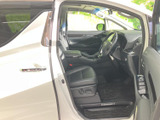 運転席まわりは前方から左右まで視界が広がり、座面や背もたれが身体を包むような形状です。足元にはマットが敷かれ、落ち着いた色合いの室内で、乗り降りの際もゆとりを感じます。