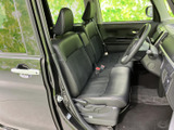 前席はゆとりを感じるベンチ状のシートで、運転席から助手席まで見渡しやすい室内です。乗り降りしやすい開口部と落ち着いた色合いで、毎日の移動も快適にお過ごしいただけます。