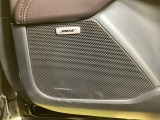 BOSE社との共同開発により室内空間に音響チューニングを施し、クリアで臨場感のあるダイナミックサウンドをお楽しみいただけます。