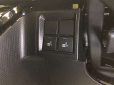 運転席・助手席にはシートヒーターが設置されています。寒い冬はもちろん、夏の冷房中に冷えやすい下肢を温めてくれます。