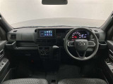 シンプルながら機能性あふれる運転席周りです。使いやすいスイッチ類の配置によりとても運転しやすいですよ。