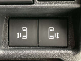 両側パワースライドドアです。両手が荷物でいっぱいの時、どちらからでもドアの開閉がラクラクです♪安全装置も付いているので、お子様の乗り降りも安心の便利機能です。