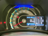 速度やシフト位置、燃料残量などを運転席前で確認できる表示を備えています。必要な情報をまとめて把握しやすく、日々の運転時に役立つ見やすいメーターです。