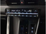 左右独立エアコンで運転席、助手席で温度設定が別々でできます。