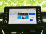 テレビのチャンネル一覧や番組情報が画面に表示され、選局したい内容を確認しやすい構成です。メニュー項目もまとまっており、停車中の操作を分かりやすくサポートします。