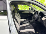 明るい色と黒を組み合わせたシートが、落ち着いた車内空間を演出します。運転席まわりは視界を確保しやすい配置で、ゆったり座ってお過ごしいただけます。
