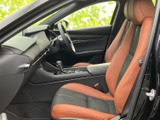運転席と助手席にオレンジ系とダークカラーのシートを配した、まとまりのある室内。前方を見渡しやすいレイアウトで、助手席側からも落ち着いて過ごせます。