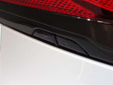 パワーバックドアを装備しています。開閉スイッチは車両側面両側に配置、後ずさりすることなく開閉できます。