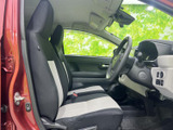 前席は運転席と助手席が並び、黒と明るい色を組み合わせたシートが目を引きます。窓からの視界も広く、日常の移動を落ち着いて過ごせる空間です。