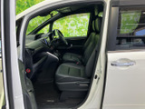 運転席まわりは視界が広く、前方を確認しやすいレイアウトです。シートはゆったりとした形状で、足元にもゆとりがあります。落ち着いた室内で、日々の移動も気持ちよくお使いいただけます。