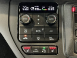 オートエアコンは左右席で独立温度コントロールが可能です。運転席はキンキンに冷やして助手席はマイルドにと言った設定が可能です☆暑さ寒さでケンカすることもなくなりますね♪