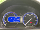 速度計や回転計、シフト位置などを一か所で確認でき、運転中に必要な情報を把握しやすい表示です。文字や目盛りが見やすく、日々の運転をサポートします。
