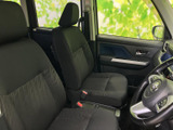 前席はゆとりを感じられる配置で、運転席と助手席それぞれにヘッドレストを備えています。窓から外の様子を確認しやすく、ドアまわりも落ち着いた色合いでまとまり、普段使いにもなじみやすい空間です。