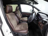 ゆったり室内で運転もしやすいです♪使い勝手の良い配置も考えられています!!