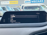 停車中に映像やテレビを楽しむ際にも活用できるモニターです。画面のメニューから音源を選べる構成で、ラジオやBluetoothなどの項目も表示され、車内での過ごし方に合わせて使い分けられます。