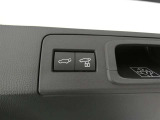 ワンタッチでバックドアが開閉。重たいバックドアも力いらずで開閉できる便利なパワーバックドア付きです!