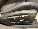 【電動シート(メモリー機能付き)】ドライバーのシートポジションを記憶させることが出来ます。お二人で交代しながら長距離を運転される際など、交代の度にシートポジションを確認する必要が御座いません。