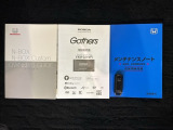 スマートキーは鍵をバッグに入れたままでもドアロックの開閉やエンジンのON・OFFができます。夜間や雨の日も鍵を探さなくて良いので便利です。
