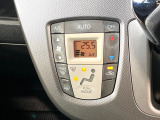 【オートエアコン】一度お好みの温度に設定すれば、車内の温度を検知し風量や温度を自動で調整。暑い&hellip;寒い&hellip;と何度もスイッチ操作をする必要はありません。快適な車内空間には必須の機能ですね♪